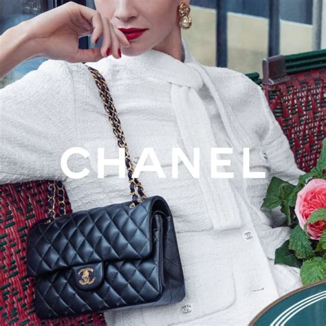 девушка с красной сумкой chanel|TIMELESS ELEGANCE ‘THE CHANEL ICONIC’ .